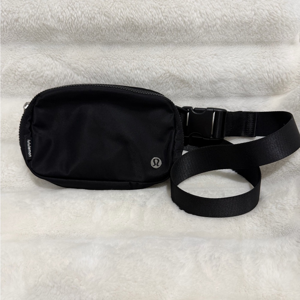 Lululemon Black Everywhere Belt Bag 1L EBB Silver Logo Classic